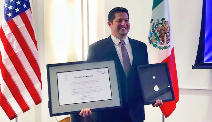 Egresado gana el Premio Ohtli por su trabajo con inmigrantes mexicanos
